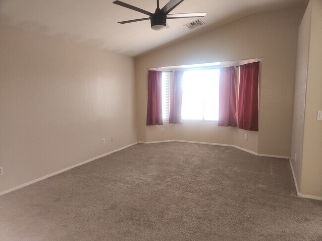 Building Photo - Spacious Home with Mountain views Near Downtown