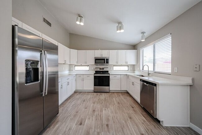 Building Photo - Welcome to this Charming 3 BEDROOM , 2 BAT...