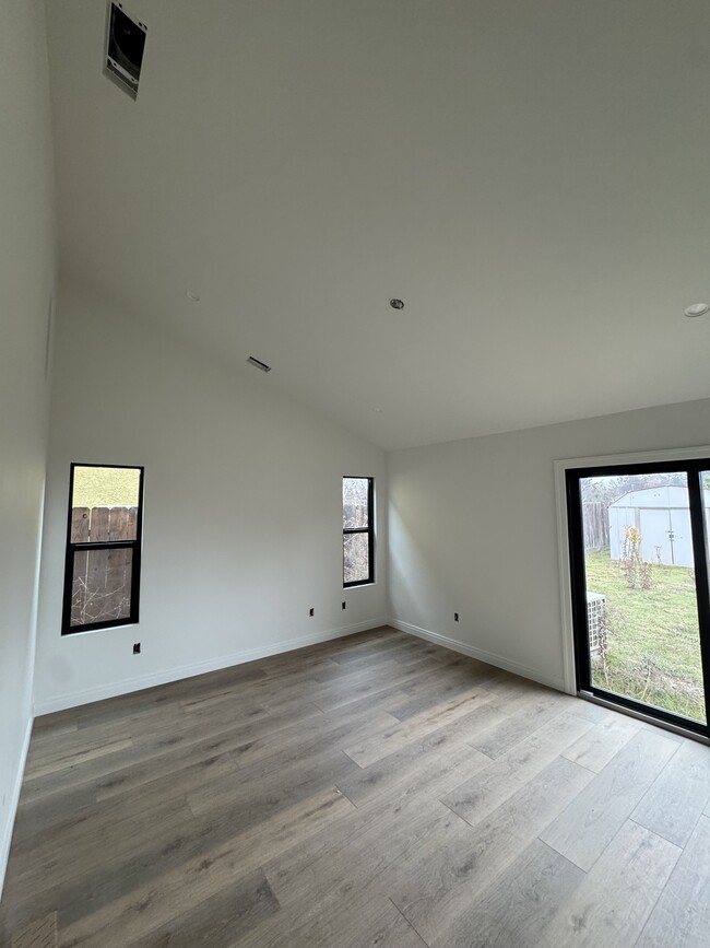 vaulted master bedroom - 269 Adobe Creek Ln