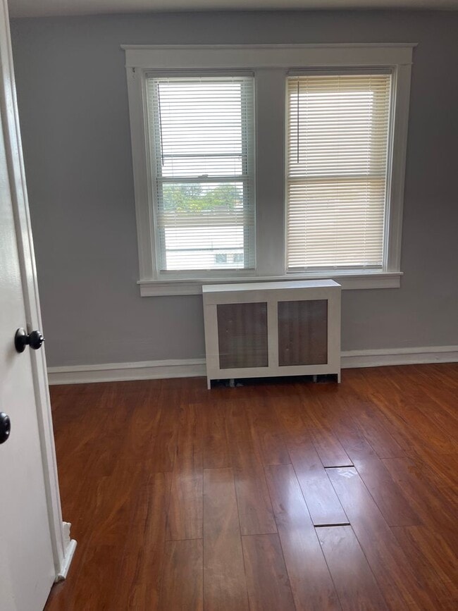Building Photo - Lovely 3-bedroom townhome near 69th St.
