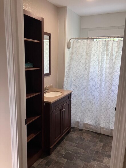 bathroom - 372 N Madison Ave