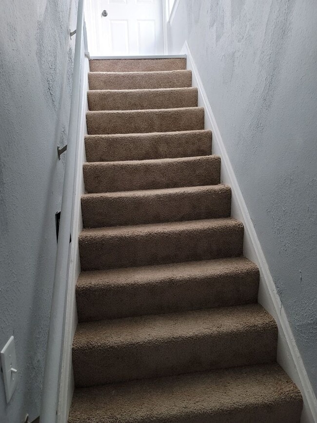 Building Photo - BEAUTIFUL 3 BEDROOM 1 BATH NEWLY REMODELED