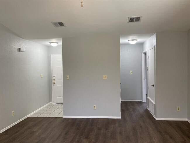 Building Photo - 305 Hickok Ct