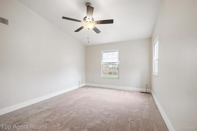 Building Photo - 38887 Country Cir