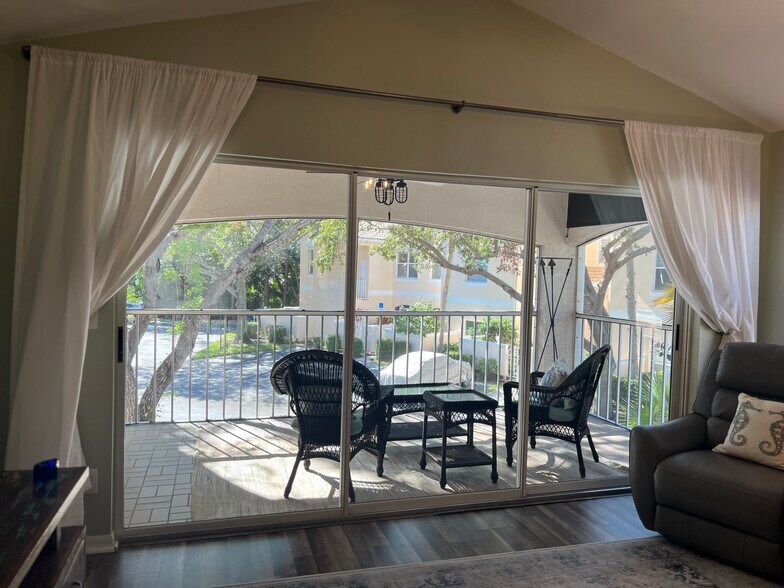 Screened balcony - 1096 Woodshire Ln