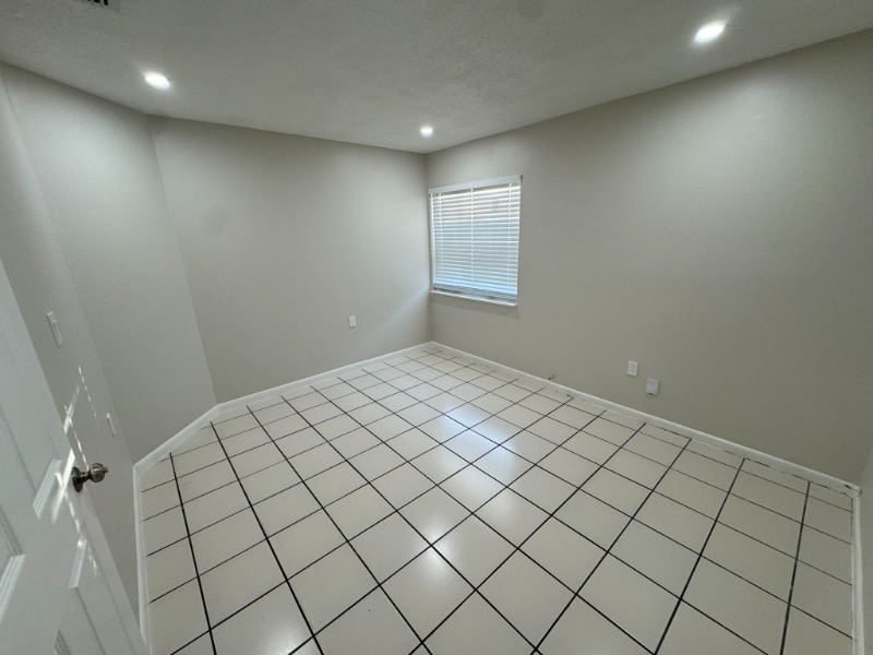 Building Photo - 933 SW 16th Pl