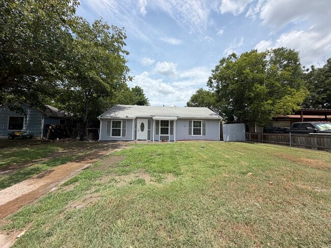 Building Photo - 714 SW Dallas St