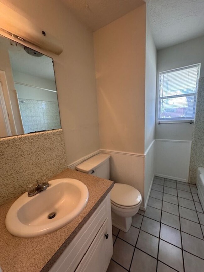 Building Photo - 3 bed 2 bath in a great neighborhood in Norman, Refreshed and ready for move in, 200 0ff by May 1st!