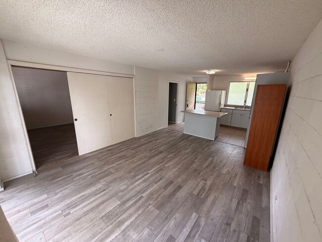 Building Photo - Fresh 2/1 Makiki Heights Condo with 1 Parking, Lanai, Pool, Open floor plan, & Walk-in closet