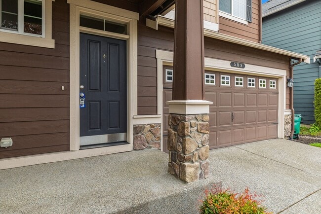 Building Photo - Immediately available 4-bedroom 3.5 bath