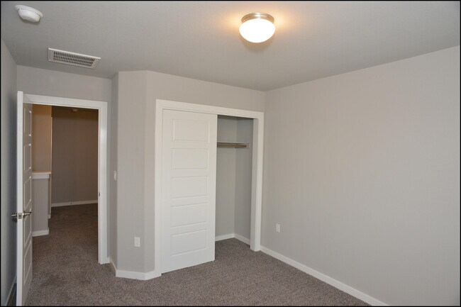 Building Photo - 945 Penrith St