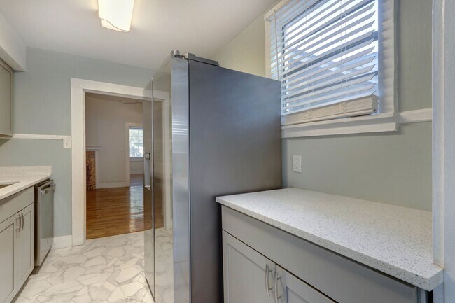 Building Photo - Large Brand New - One Bedroom (2 blocks from Historic Distr.)