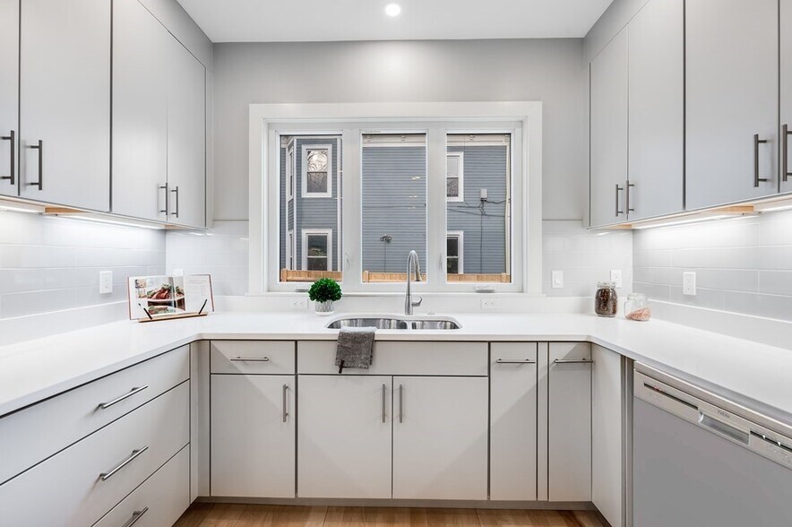 Building Photo - 11 Tufts St