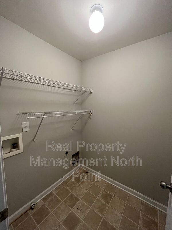 Building Photo - 2048 Lakeshore Overlook Dr