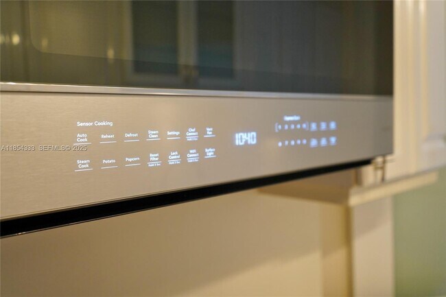 Building Photo - 848 Brickell Key Dr