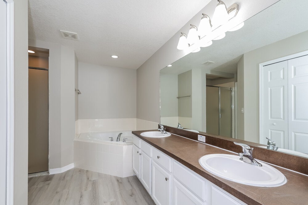 Building Photo - 4619 Woodford Dr