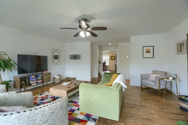 Building Photo - Newer build 2,000 sq ft 3/BR 2.5 bath luxury townhome