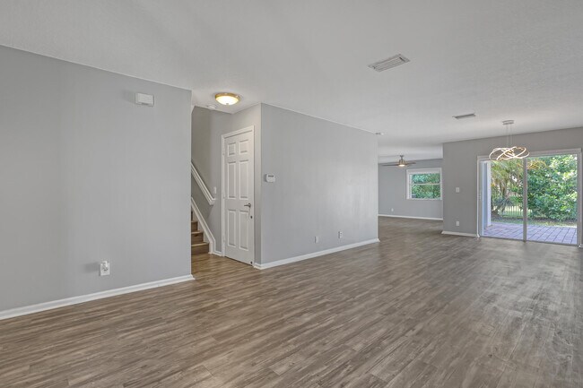Building Photo - 3464 Commodore Ct