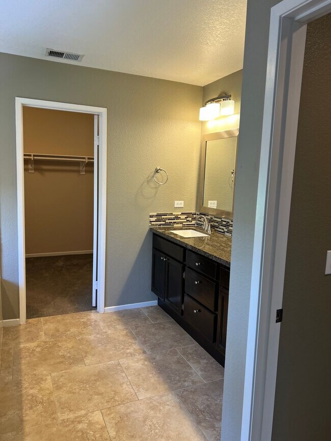 Building Photo - Elegant 3-Bedroom Home in Gated Vista Comm...