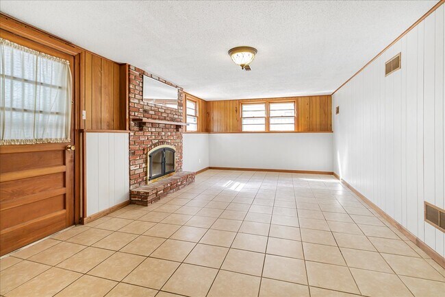 Building Photo - 318 Goodrich Dr