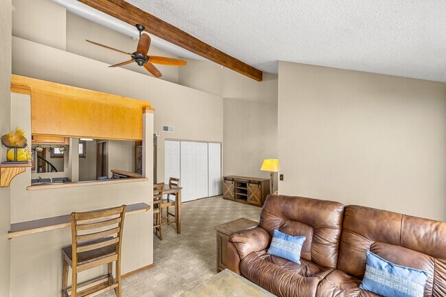 Building Photo - 2600 Valley View Dr