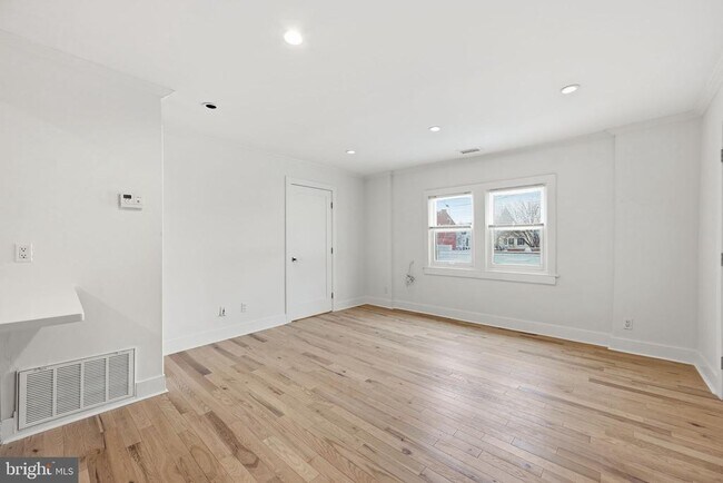 Building Photo - 1419 Wisconsin Ave NW