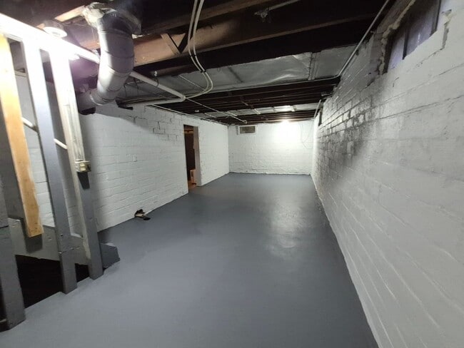 Building Photo - Two bedroom, One Bathroom Home with Partially fenced back yard