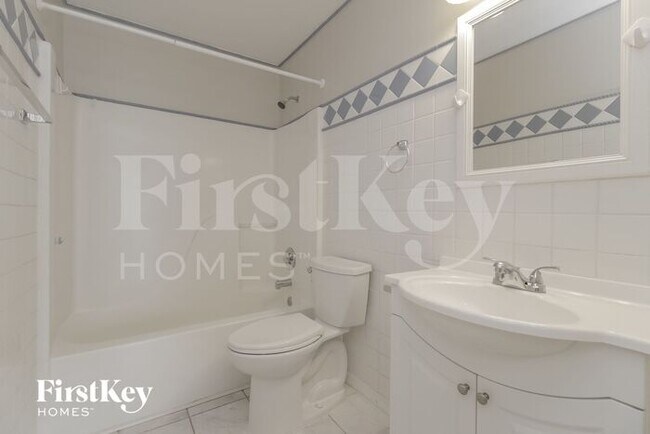 Building Photo - 2800 Fifer Dr