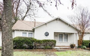 Building Photo - 2 Bedroom, 2 Bathroom with so much character