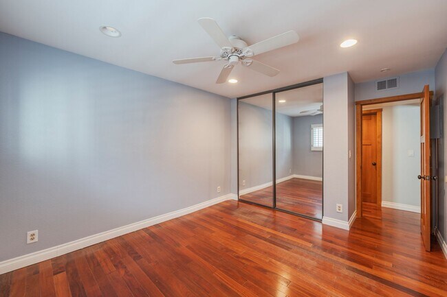 Building Photo - Cozy Condo in Manhattan Beach!