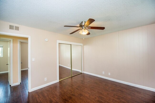 Building Photo - Single Family Stunner!