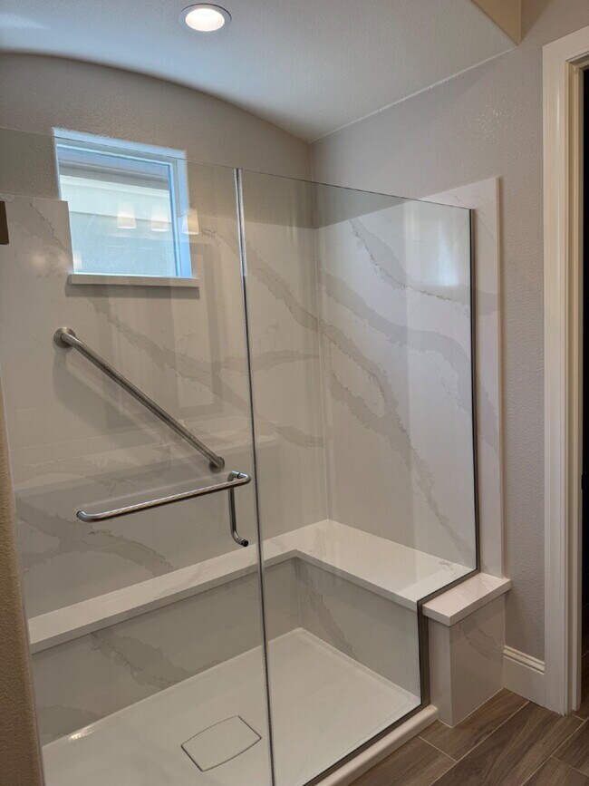 Building Photo - Newer 2 Bed/2 Bath with Office in 55+ Gate...