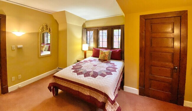 Building Photo - 2632 Wellington Rd