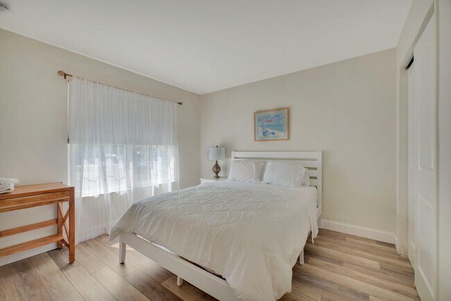 Building Photo - 2555 Youngs Ave