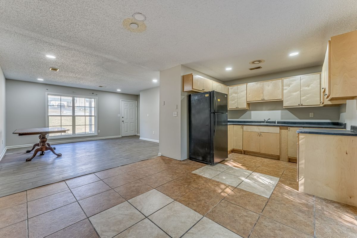 Building Photo - 283 E Hampton Ave