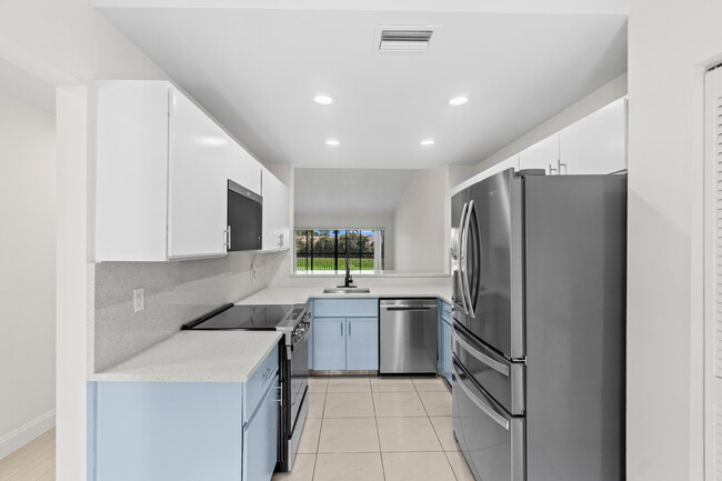 Building Photo - 5054 Golfview Ct