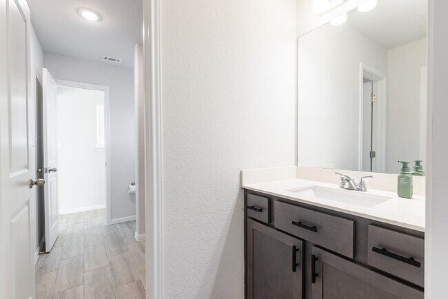 Building Photo - Amazing 5 Bedroom Home - Georgetown