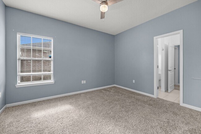 Building Photo - MOVE-IN SPECIAL!
