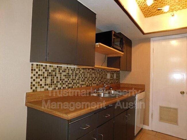Building Photo - 2600 Penny Ln