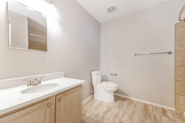 Building Photo - 1446 Stewart Dr