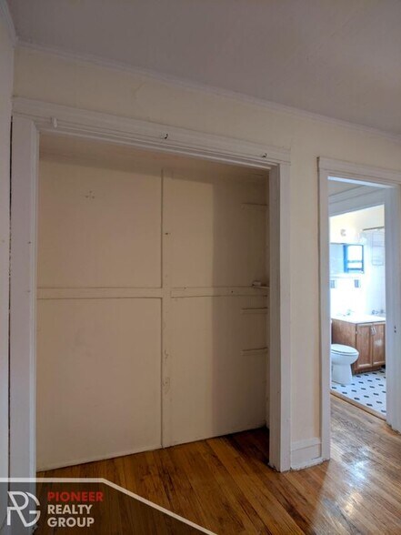 Building Photo - 516 W Cornelia Ave