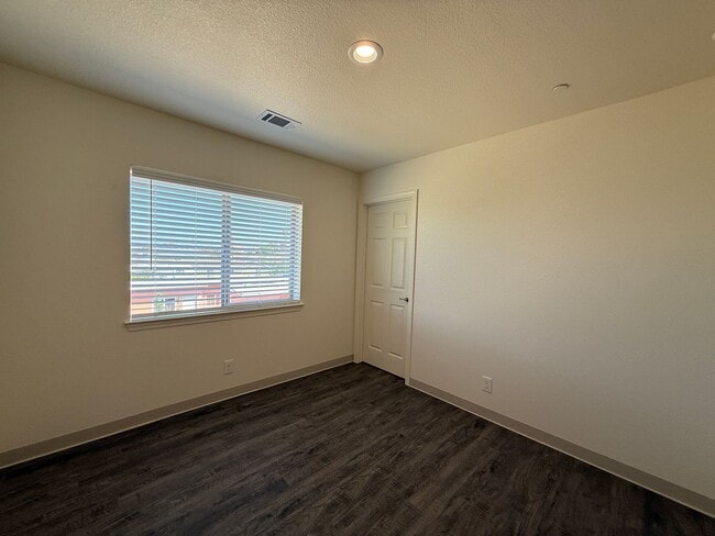 Building Photo - Free Month of Rent for Move in before Dec 1st - Brand New Upstairs 3 Bedroom Apartment
