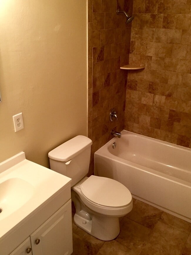 Building Photo - 2 Bed 1.5 Bath two story condo.