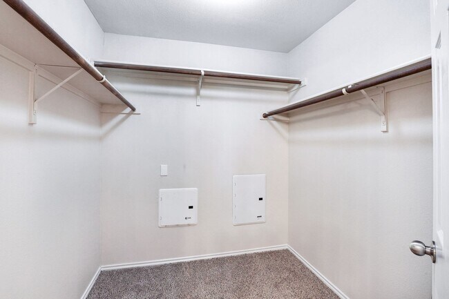 Building Photo - 5815 Golf Bend