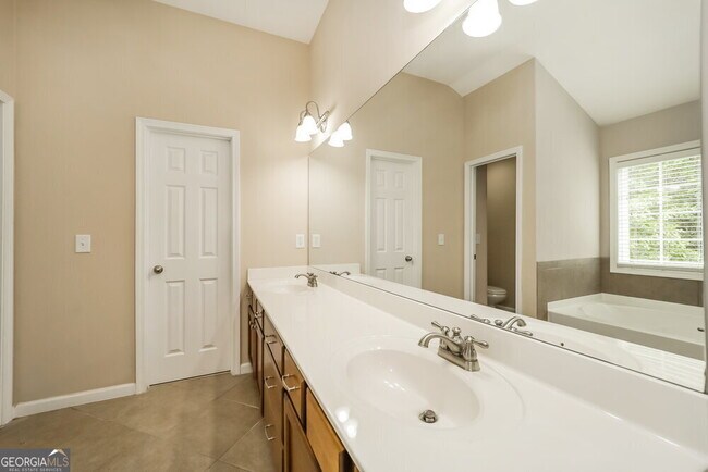 Building Photo - 529 Crestmont Ln