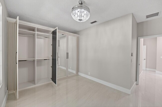 Building Photo - 3043 Lakewood Dr