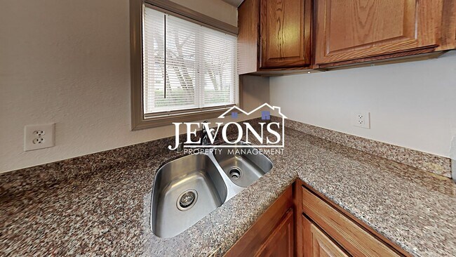 Building Photo - Charming duplex in a walkable location near the University of Puget Sound