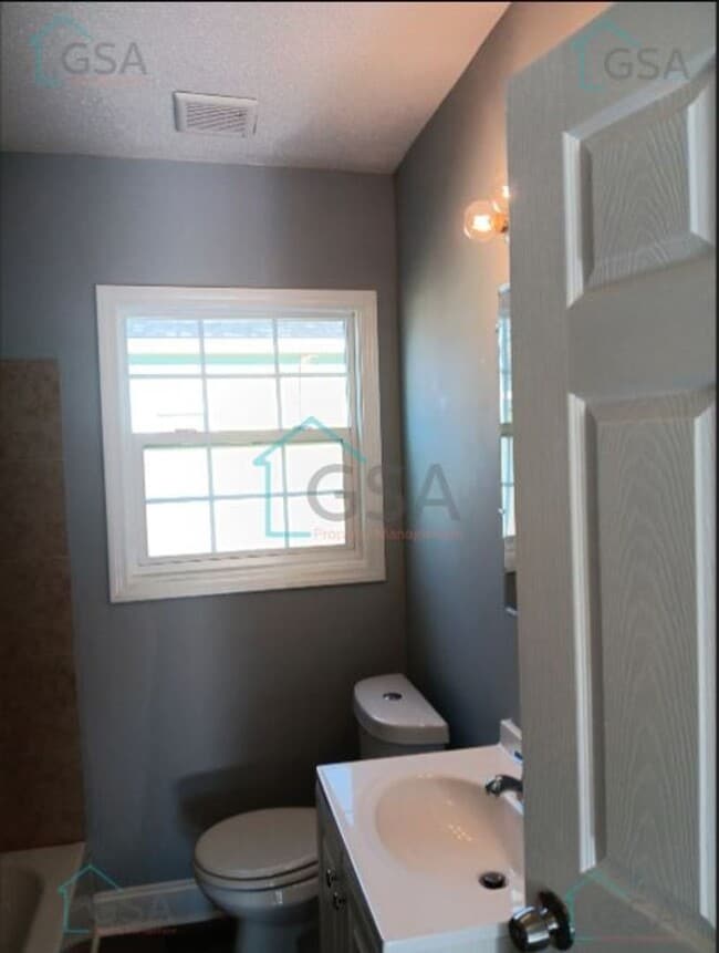 Building Photo - 3 Bedroom 2 Bath Available!