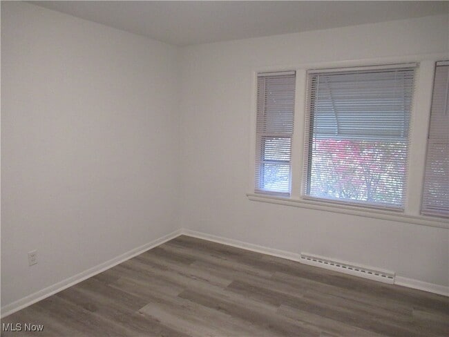 Building Photo - 285 Marion Dr