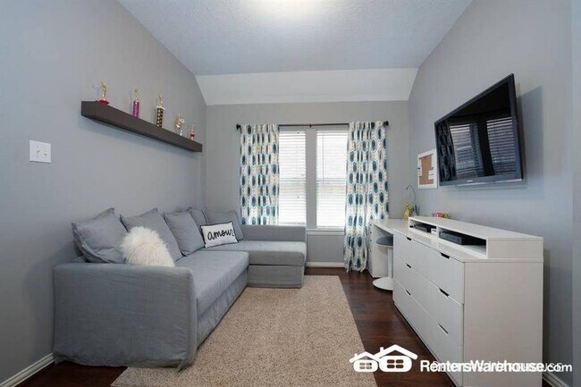 Building Photo - Stunning 3 bedroom, 2 bath in ideal location!